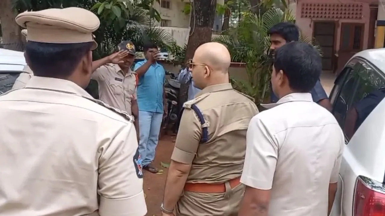 AP Politics: విజయోత్సవ ర్యాలీలకి అనుమతి లేదు.. పెనమలూరు పోలీస్ స్టేషన్లను సందర్శించిన జిల్లా ఎస్పీ