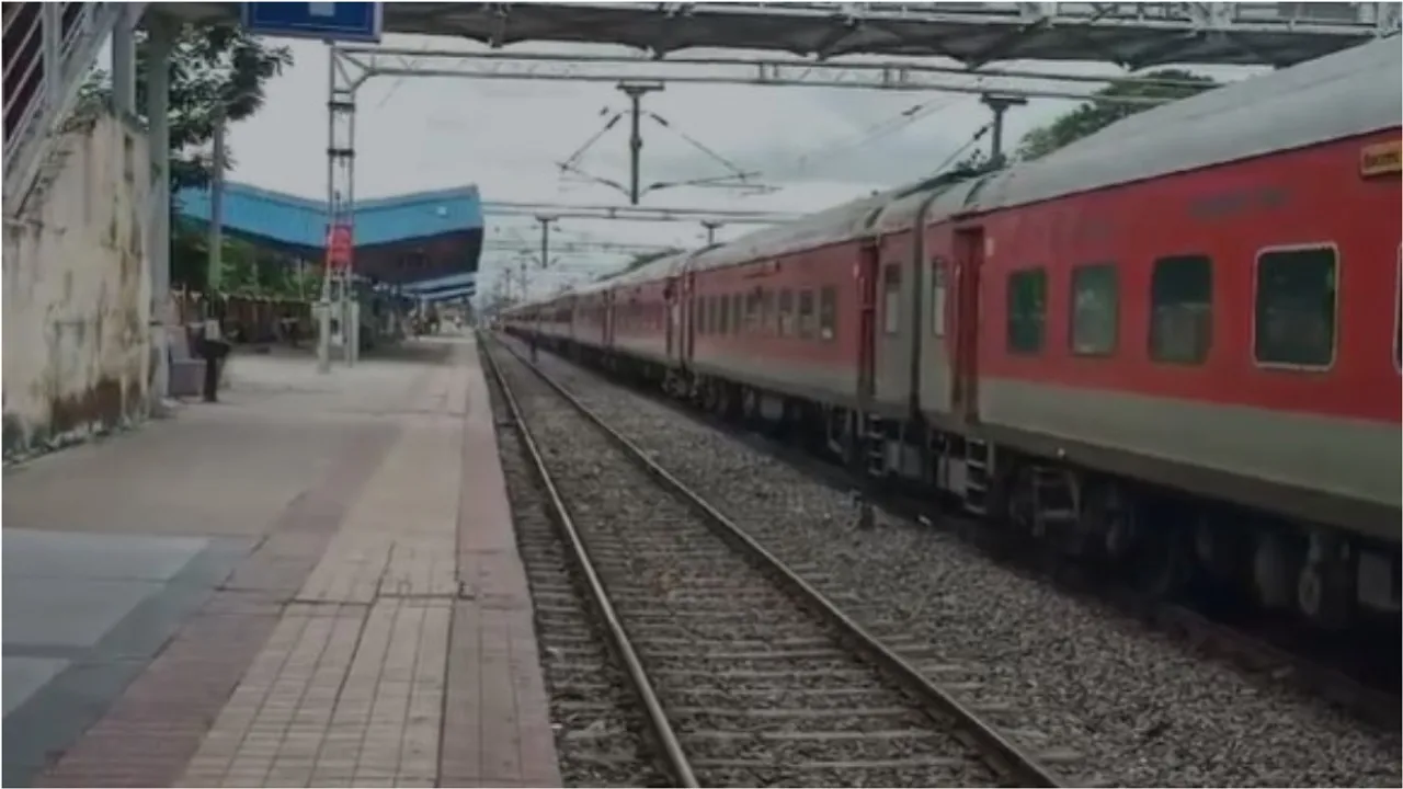Khammam: ట్రైన్ సిగ్నల్స్ ట్యాంపరింగ్..పద్మావతి ఎక్స్ ప్రెస్ లో దారిదోపిడీ