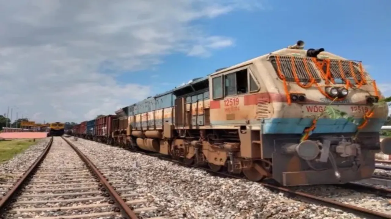 Trains: భారత్ నుండి విదేశాలకు వెళ్లే ఈ 5 రైళ్ల గురించి మీకు తెలుసా?