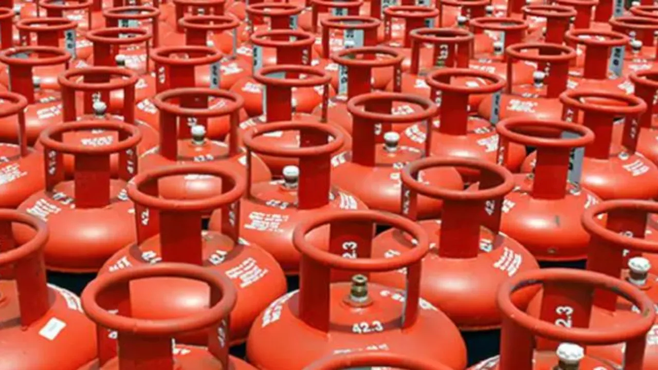 LPG:  కమర్షియల్ గ్యాస్ వినియోగదారులకు గుడ్‌న్యూస్.. ధరలు తగ్గింపు..!