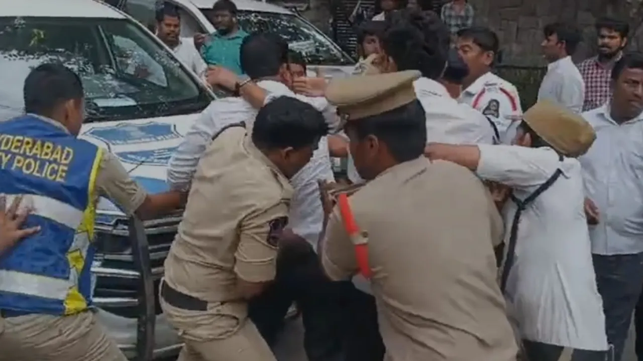 Pocharam Srinivas : పోచారం ఇంటికి బీఆర్ఎస్ నేతలు.. అడ్డుకున్న పోలీసులు