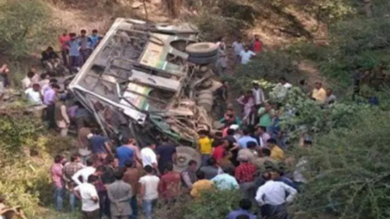 Bus Accident: ఘోర రోడ్డు ప్రమాదం..బస్సు బోల్తా..నలుగురి మృతి..ఇంకా!