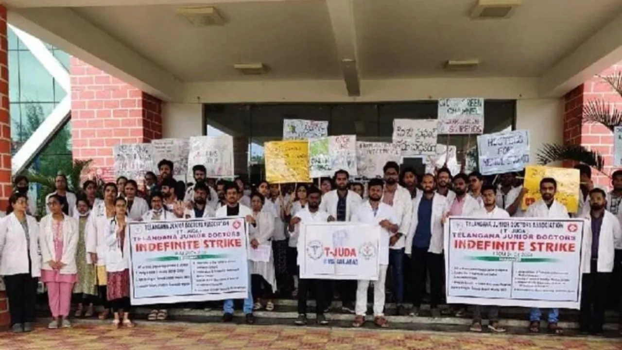 TS : తెలంగాణలో జూనియర్ డాక్టర్ల సమ్మె.. విధులు బహిష్కరించి ఆందోళన..!