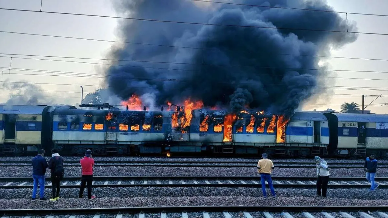 Fire Accident: తాజ్ ఎక్స్‌ప్రెస్‌లో మంటలు.. నాలుగు బోగీలు దగ్ధం