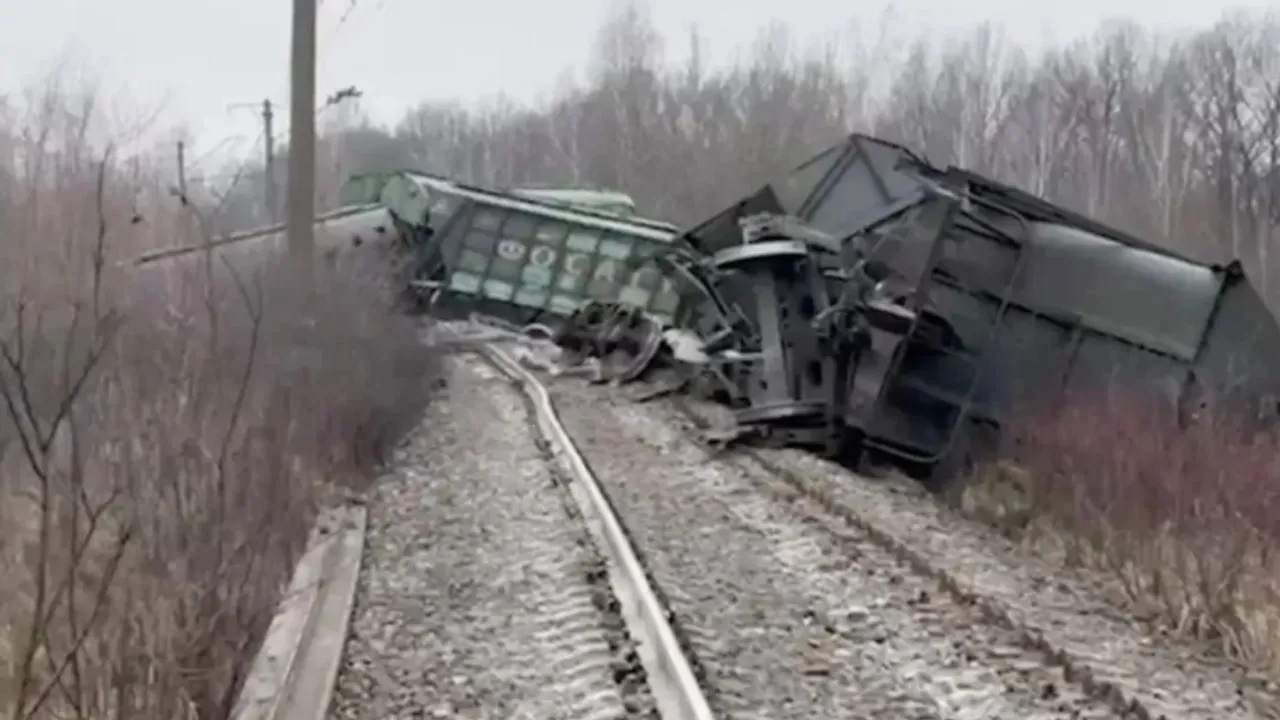 Train Accident : ఘోర రైలు ప్రమాదం.. పట్టాలు తప్పిన 9 కోచ్‌ లు!