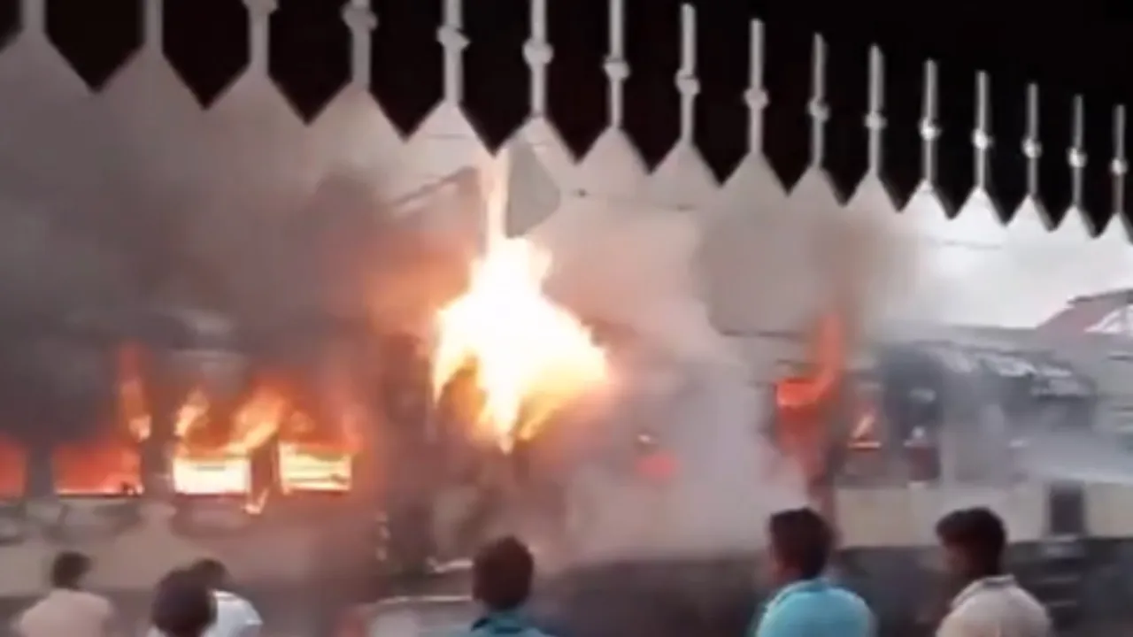 Fire Accident : ప్యాసింజర్‌ రైల్లో అగ్ని ప్రమాదం... కాలిపోయిన బోగీలు!