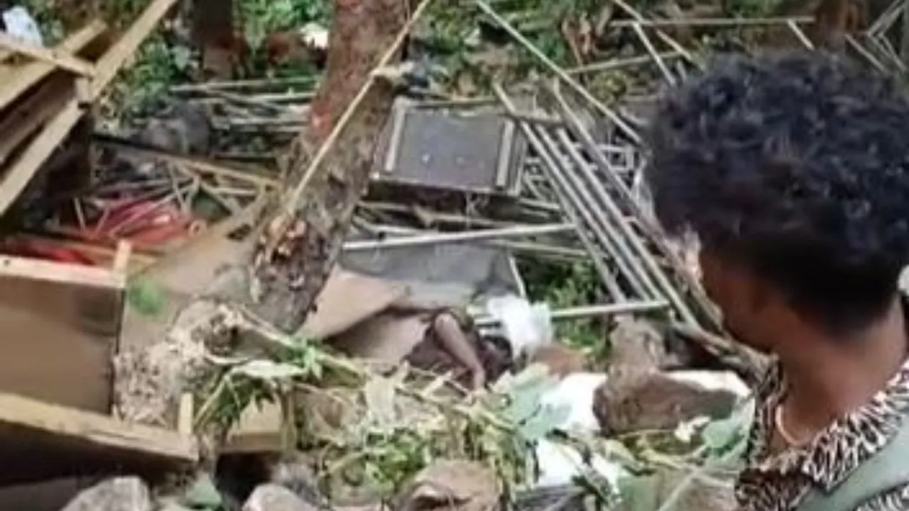 Accident: వ్యాన్ బోల్తా.. ముగ్గురు మృతి..!