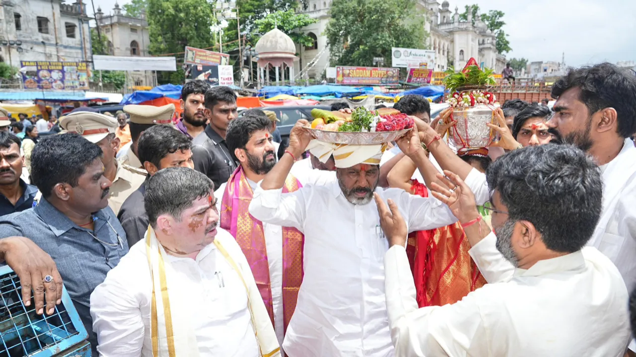 Bhatti Vikramarka: అమ్మవారికి పట్టు వస్తాలను సమర్పించిన డిప్యూటీ సీఎం భట్టి