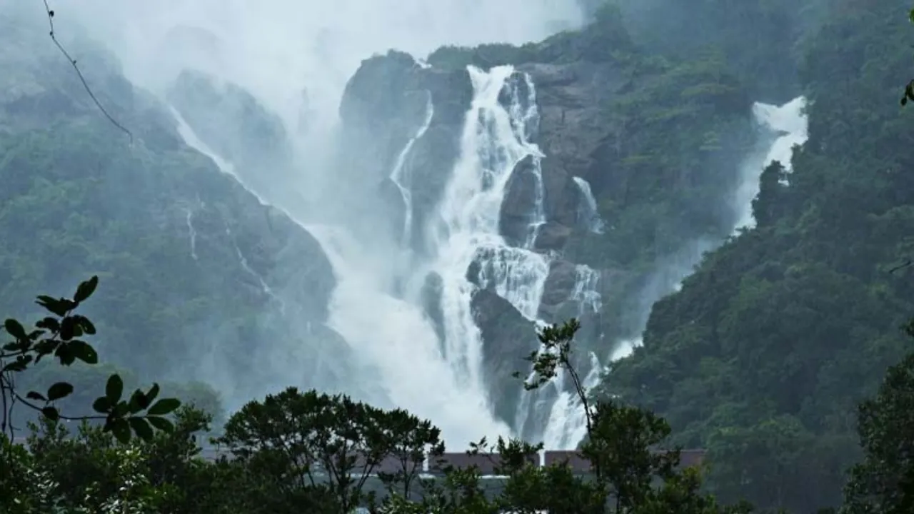 Floods : జలపాతం చూసేందుకు వెళ్లి.. వరదలో చిక్కుకున్న 80 మంది