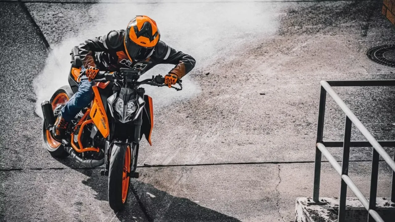 Bike Stunts: బైక్ పై స్టంట్స్ చేస్తే తోలు తీస్తాం!