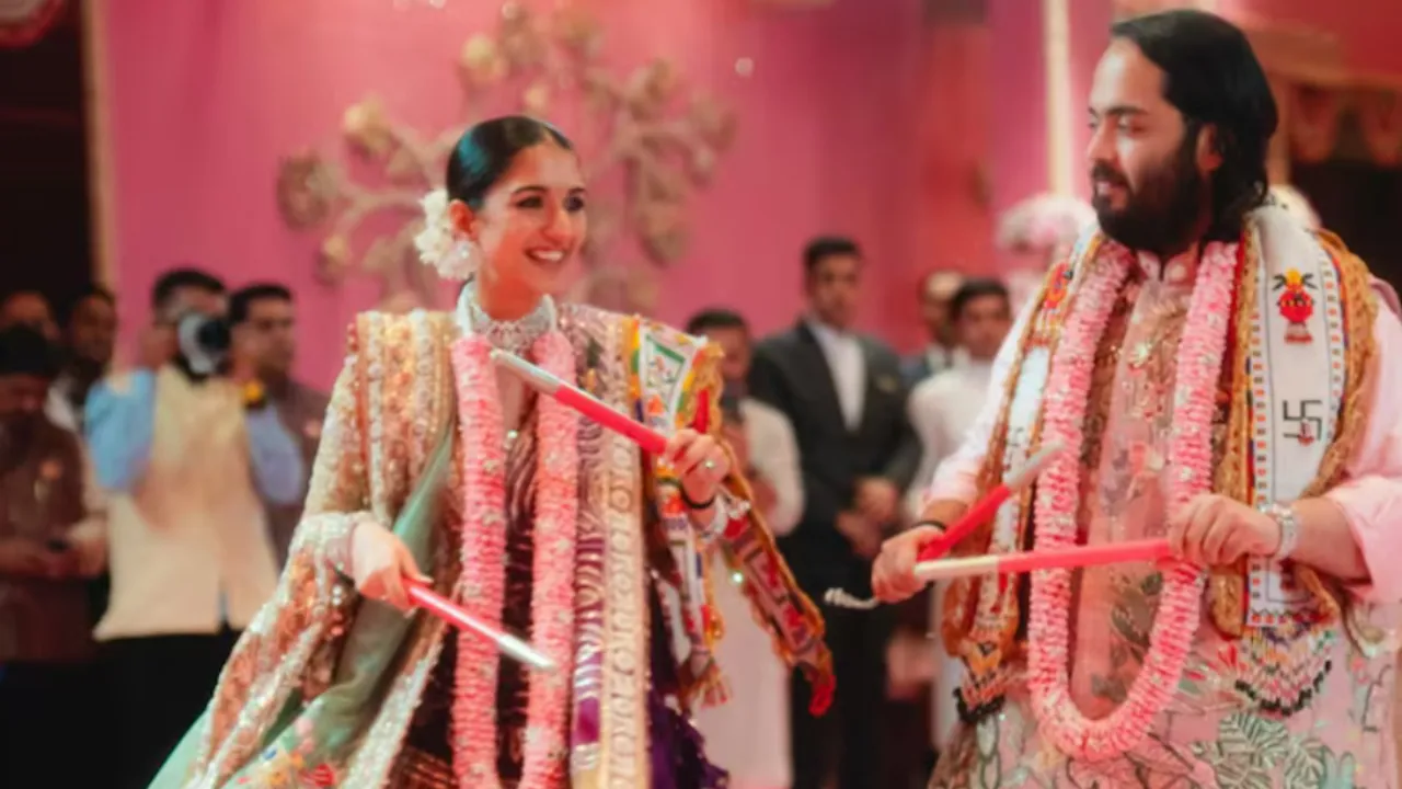 Ambani Wedding: పెళ్ళిలో అనంత్ - రాధికా క్యూట్ డాన్స్.. వీడియో వైరల్..!