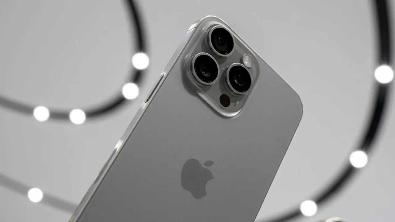 iPhone 17: యాపిల్ 17 లో బ్యాటరీ తీసే ఆప్షన్!