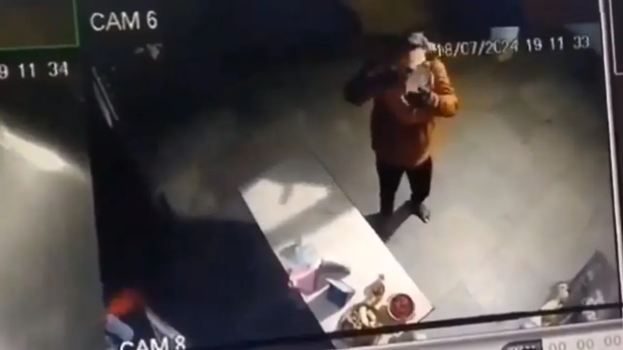 Viral Video:  హైదరాబాద్ లో వింత దొంగలు.. ఏం దొరకలేదని టేబుల్ పై రూ.20..!
