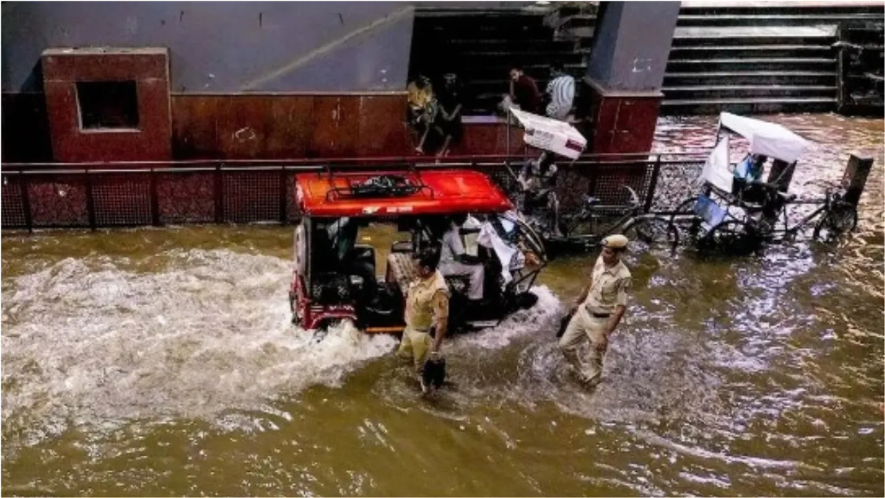 Delhi: ఢిల్లీలో భారీ వర్షం..విమానాలు దారి మళ్ళింపు
