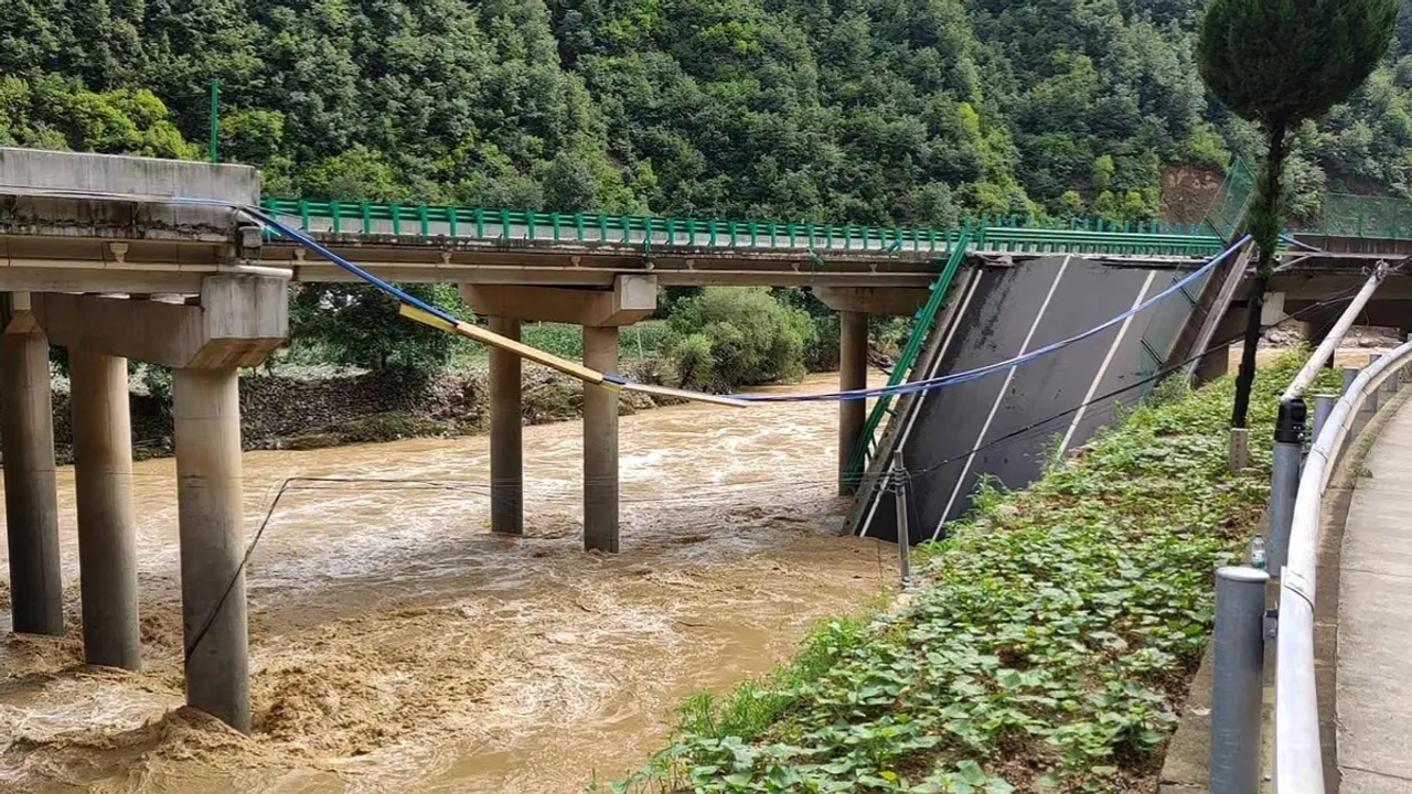 Floods: భారీ వరదలు.. వంతెన కూలి 11 మంది మృతి