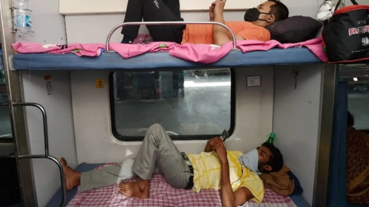 Sleeping Rule: రైలులో ఎన్ని గంటలు పడుకోవచ్చు? ఈ సమాధానం చాలామందికి తెలియదు!