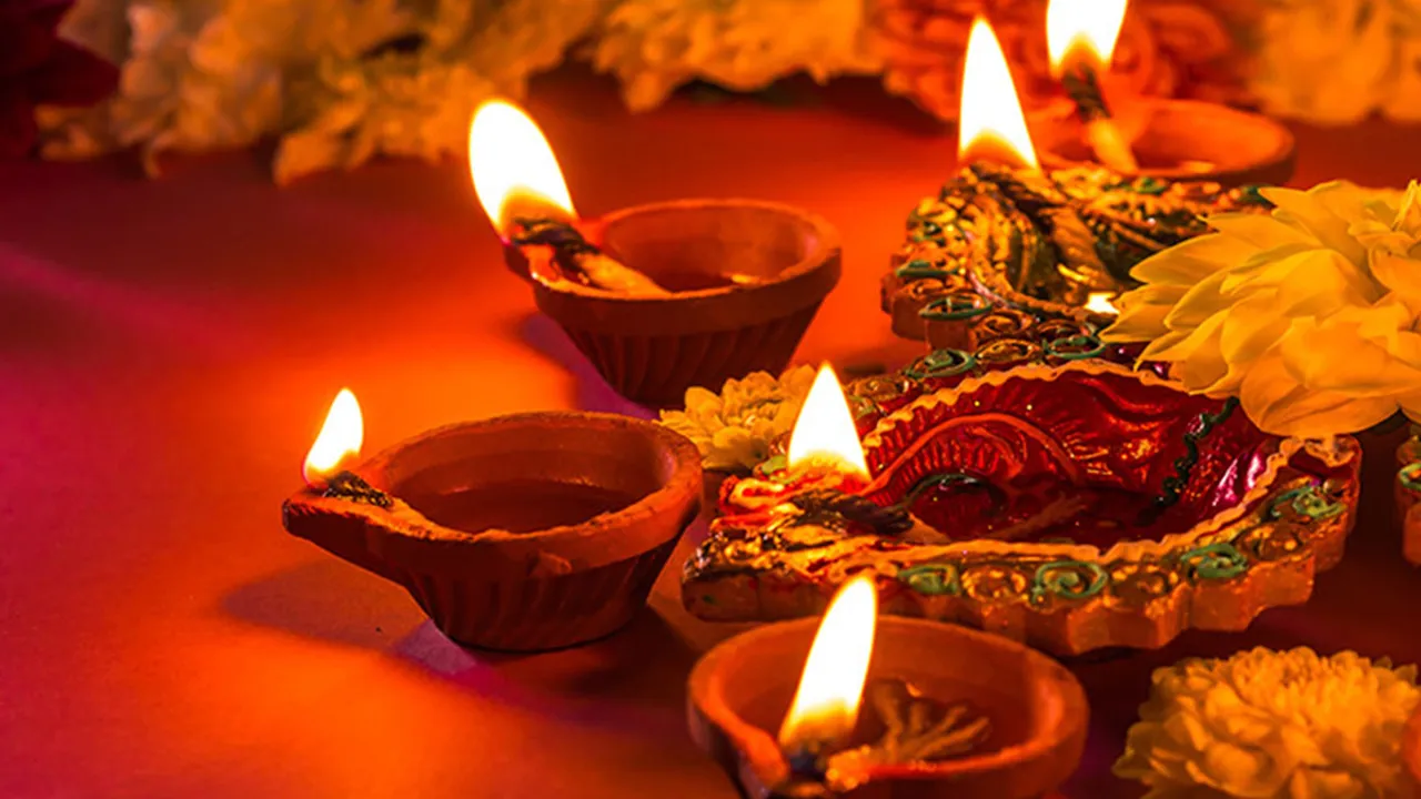 Vastu Tips: దేవునికి దీపం వెలిగించాలంటే ఈ నియామాలు పాటించాలి!