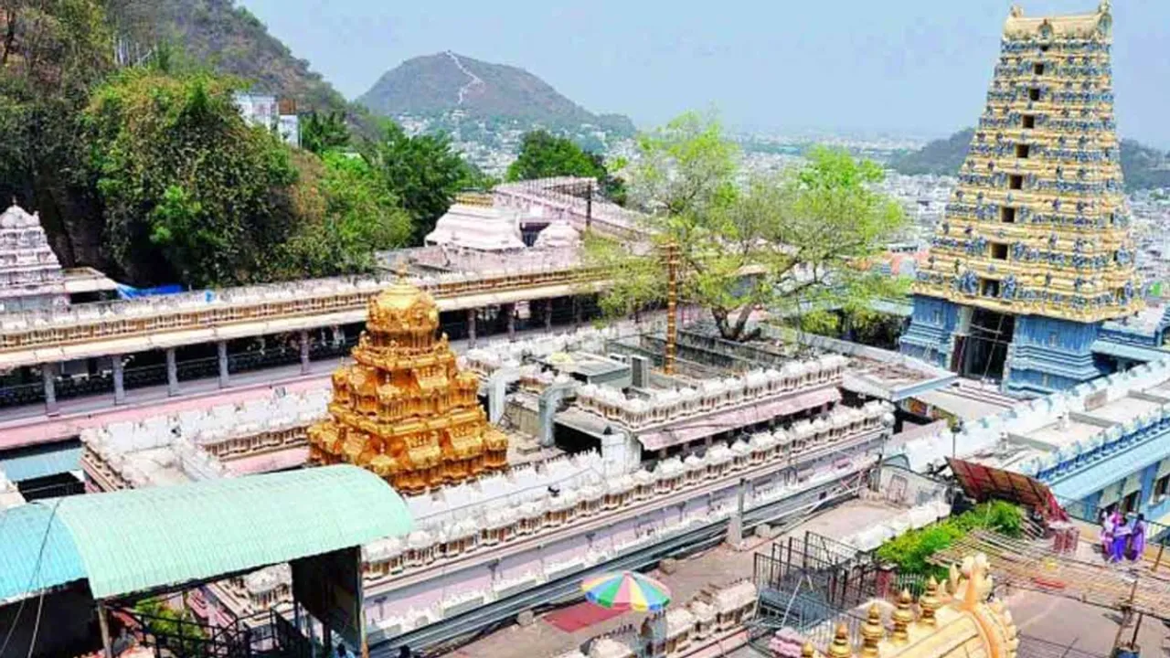Vijayawada: విజయవాడ దుర్గగుడికి వెళ్లే భక్తులకు అలర్ట్