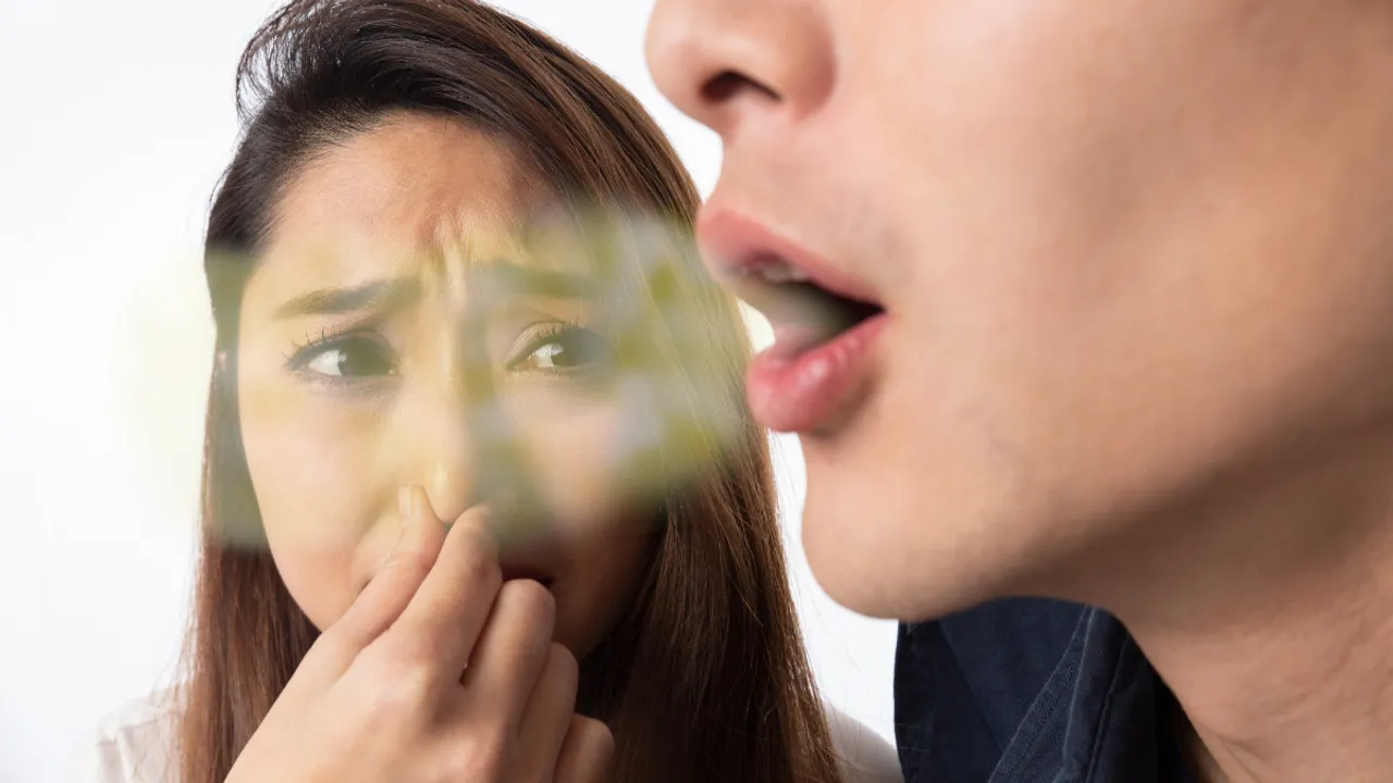 Health Tips: మీ నోటి నుంచి దుర్వాసన వస్తుందా? సమస్యను ఇలా సాల్వ్ చేసుకోండి!