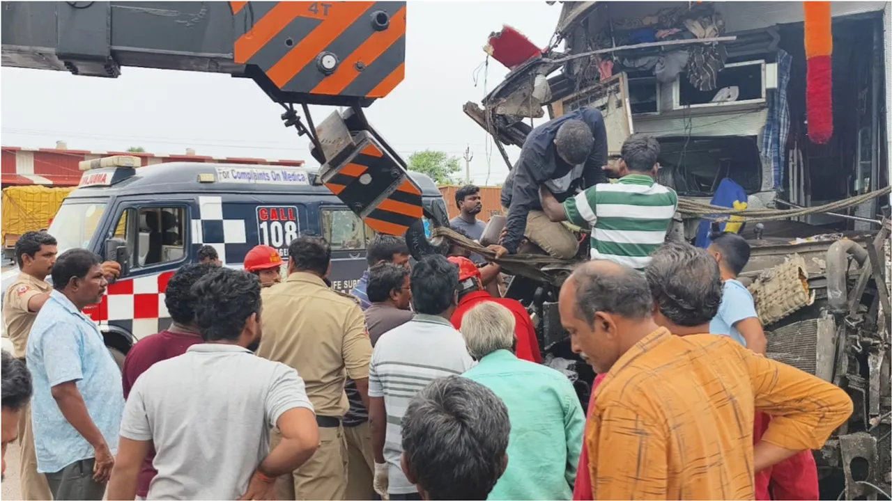 AP: ఘోర రోడ్డు ప్రమాదం.. స్పాట్‌లోనే మహిళ మృతి.. క్యాబిన్‌లో ఇరుక్కుపోయిన డ్రైవర్..!