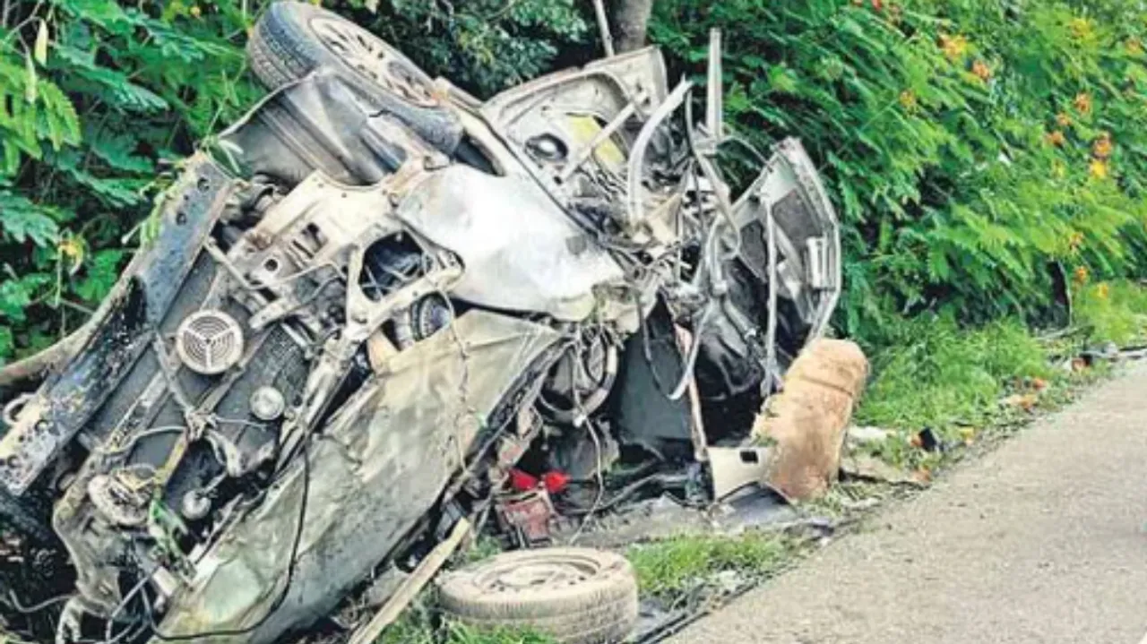 Accident: బస్సును ఢీ కొట్టిన ఇన్నోవా కారు..స్పాట్‌ లోనే ఇద్దరు మృతి!