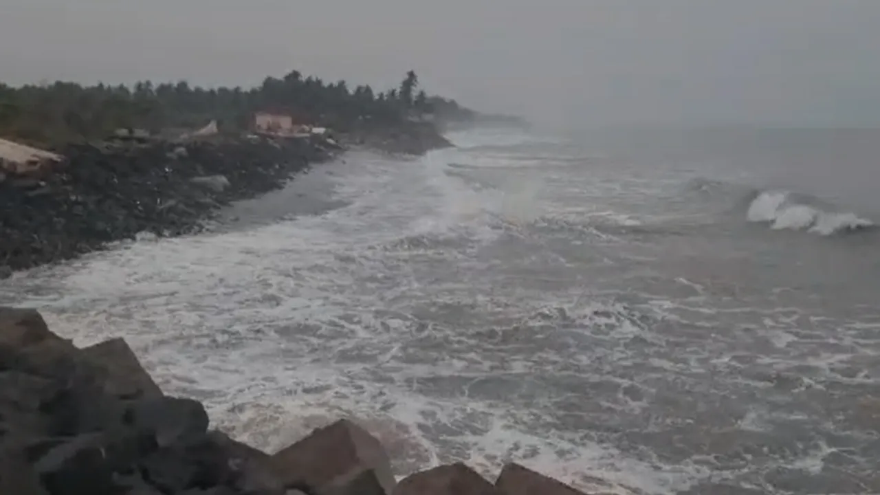 Boat: సముద్రంలో పడవ బోల్తా.. ఆరుగురు మత్సకారులు!