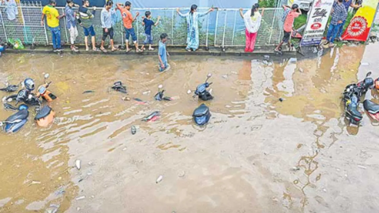 Heavy Rains : కుండపోత వానలకు ఉత్తరాది రాష్ట్రాలు కకావికలం