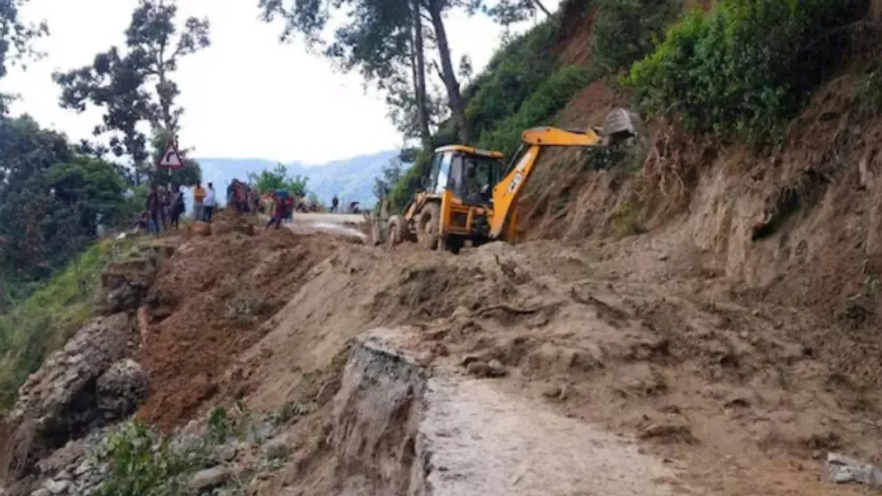 Floods: కొండచరియలు విరిగిపడి నదిలో కొట్టుకుపోయిన రెండు బస్సులు..60 మంది గల్లంతు!