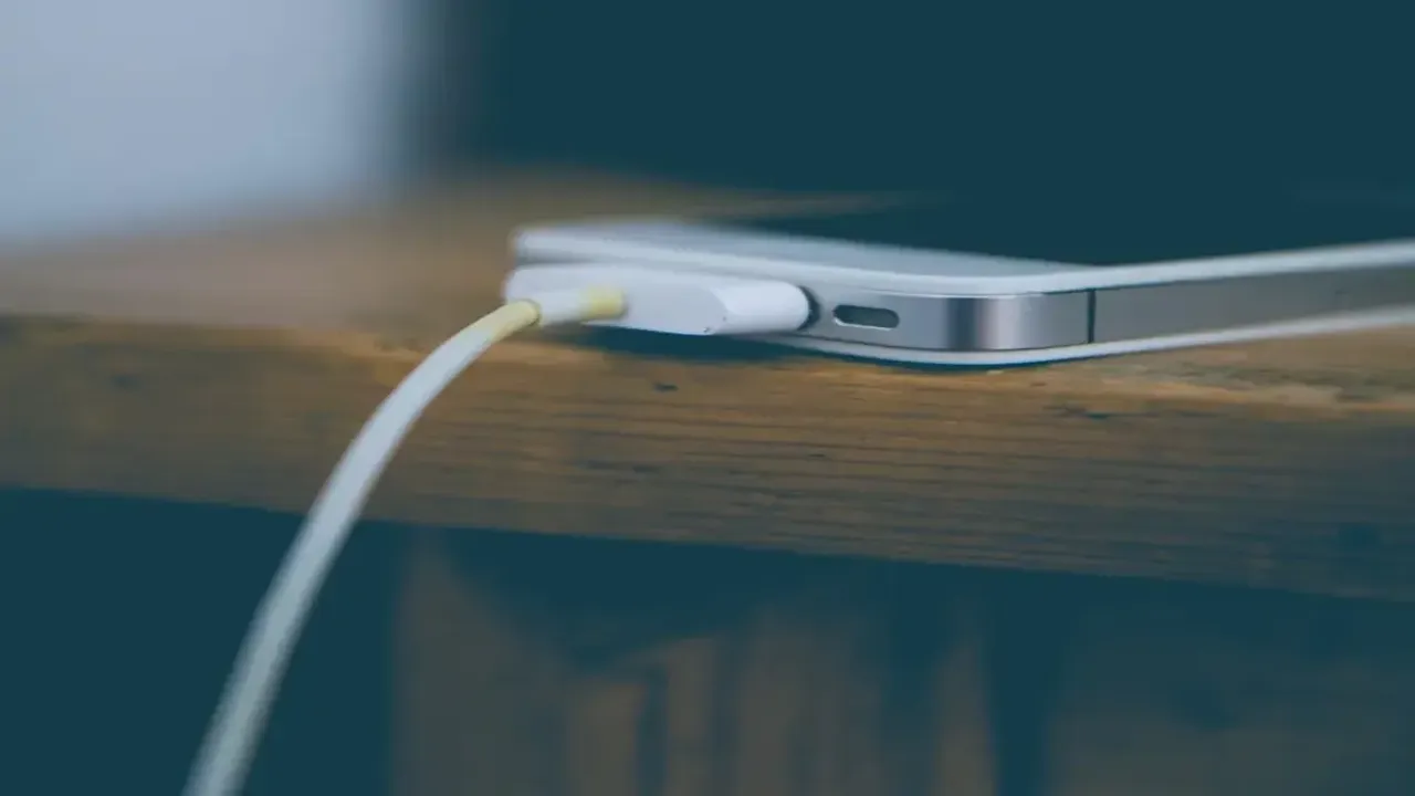 Phone Charging Tips: ఫోన్ ఛార్జింగ్ పెట్టేటప్పుడు ఈ మిస్టేక్ అస్సలు చేయకండి..!