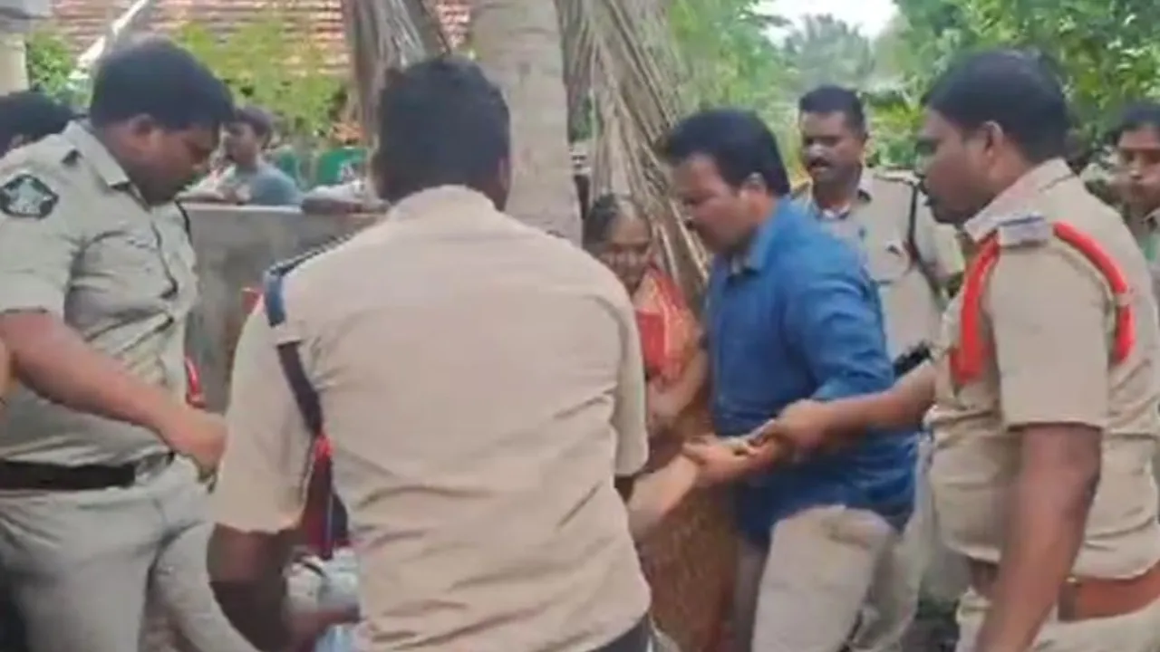 AP : కోనసీమ జిల్లా కోట గ్రామంలో ఉద్రిక్తత.. పంచాయతీ అధికారుల తీరుపై దళితుల ఆందోళన..!