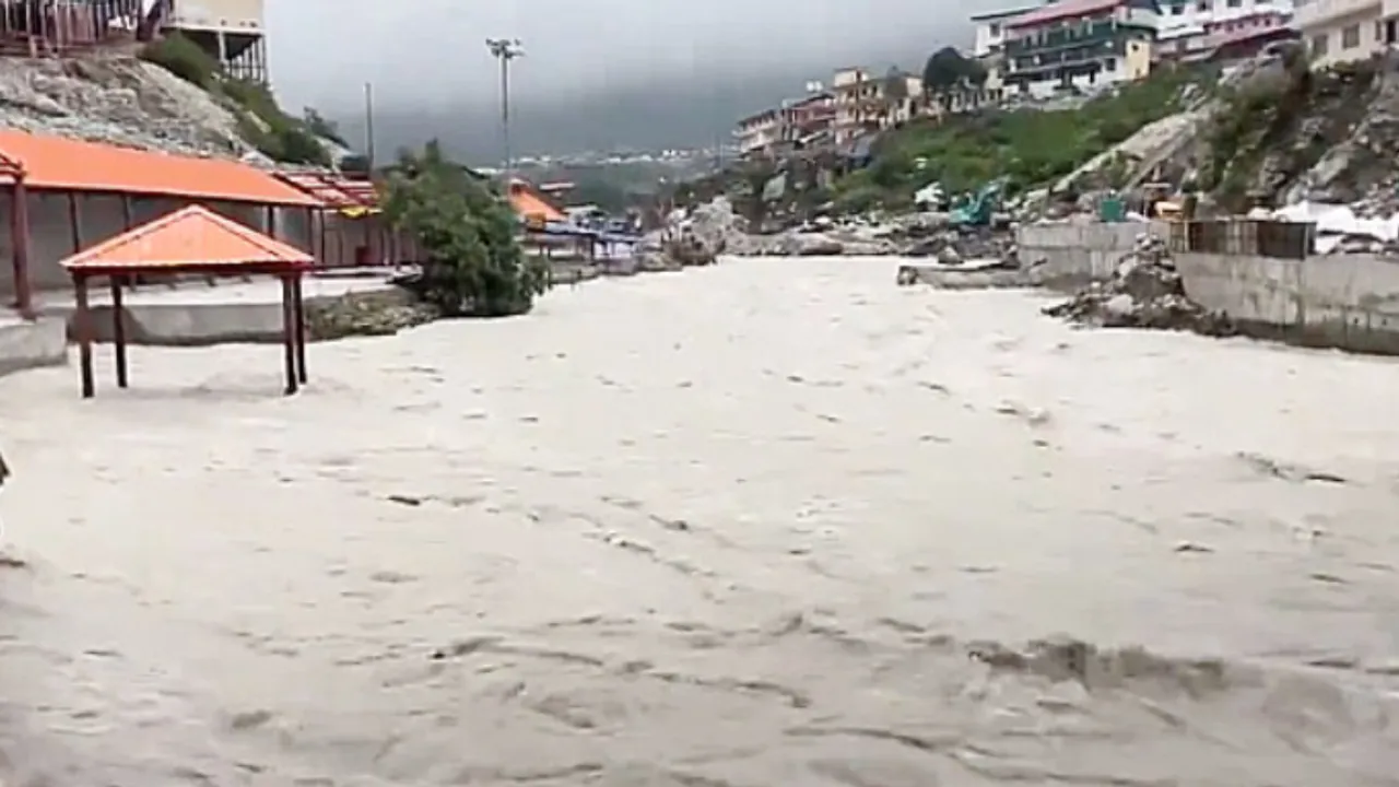 Heavy Rains: దేవభూమిలో పొంగి పోర్లుతున్న నదులు..100 రహదారులు మూసివేత!