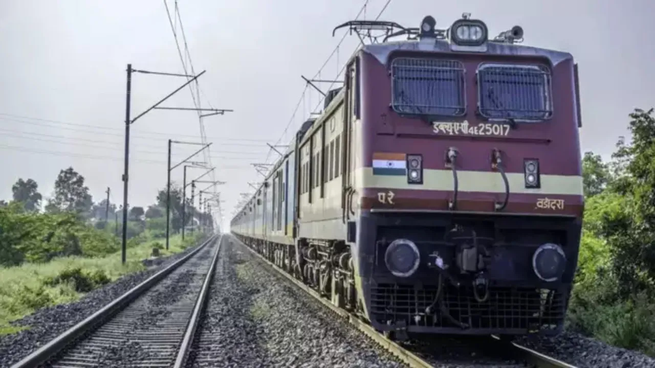 IRCTC Ticket Fraud: రైలు టికెట్ బుకింగ్ పేరుతో ఘరానా మోసం!