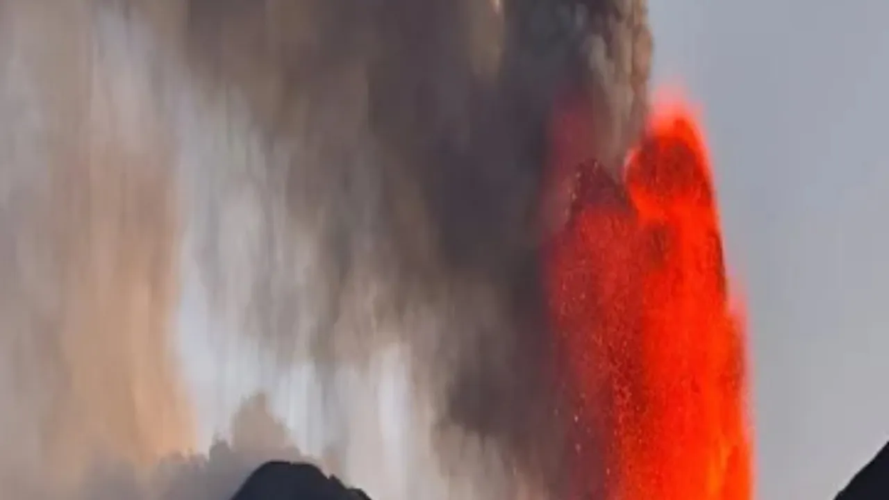 Mount Etna Volcano: పేలిన భారీ అగ్ని పర్వతం..బూడిదమయమైన విమానాశ్రయం!