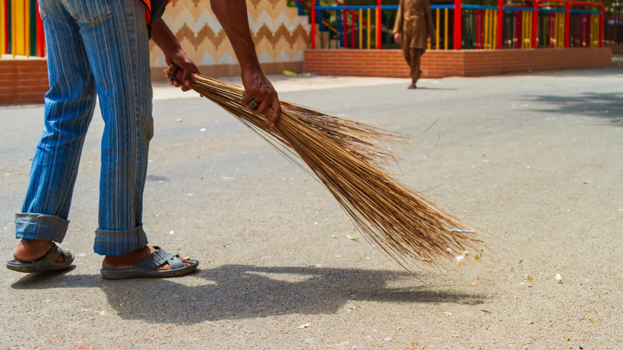 Broom Tips: చీపురును ఇలా ఉంచితే వద్దన్నా డబ్బే! ట్రై చేయండి!