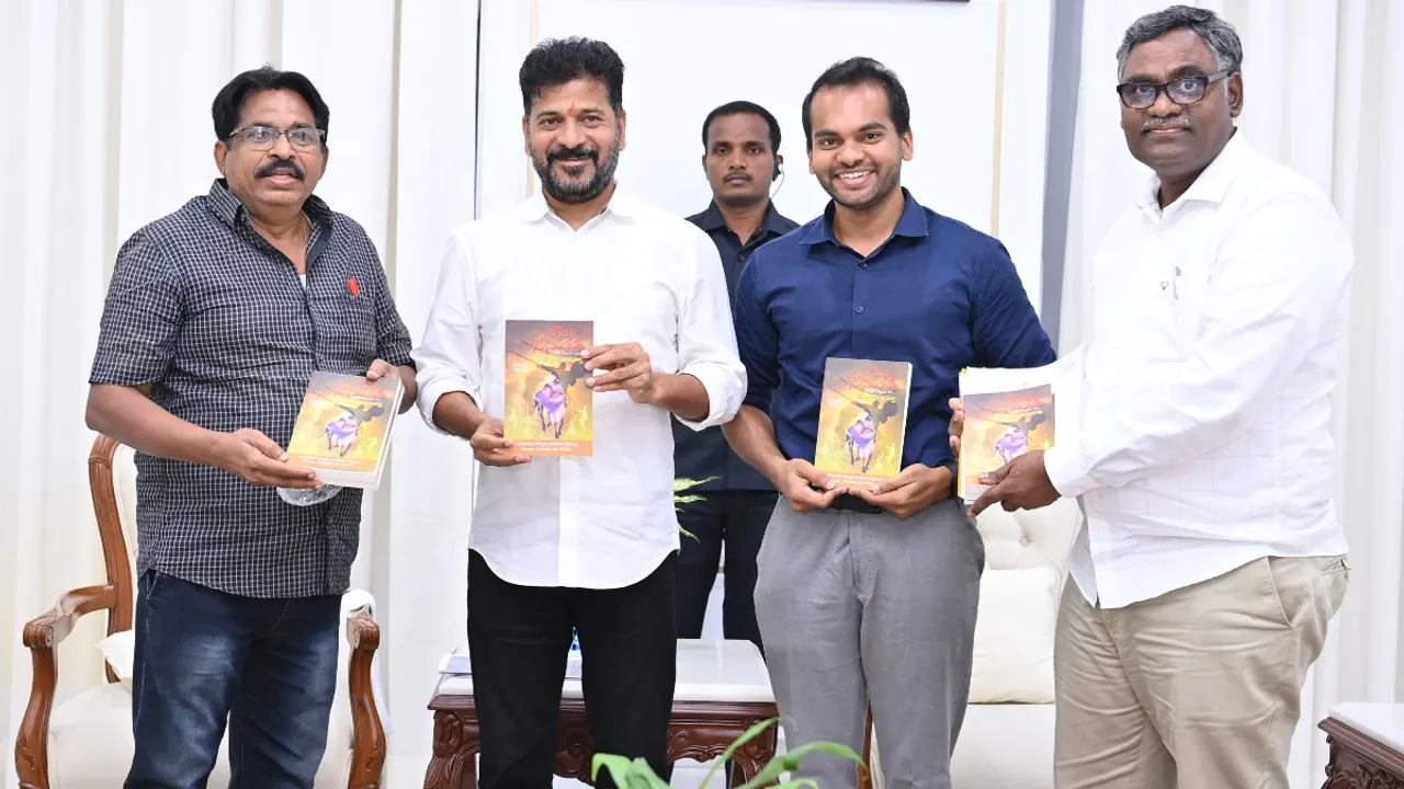 జాయ సేనాపతి నవలను ఆవిష్కరించిన సీఎం