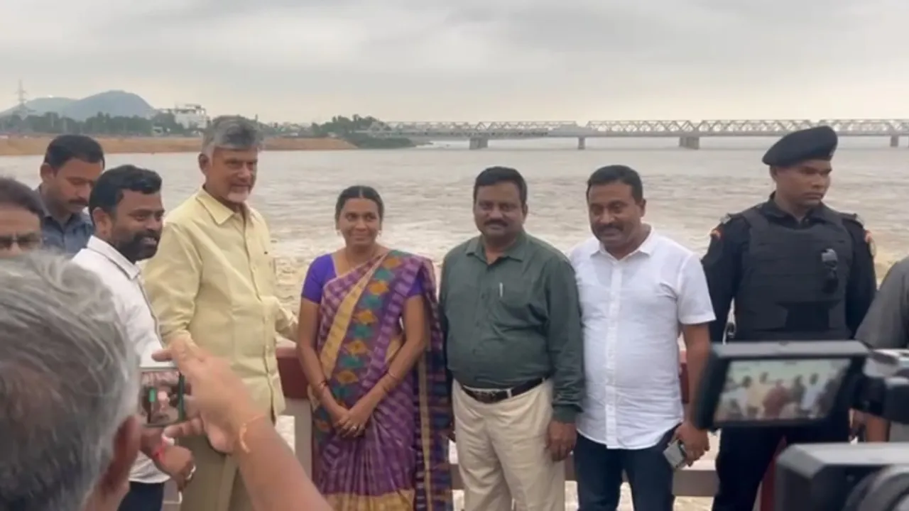 ప్రకాశం బ్యారేజీపై చంద్రబాబు-VIDEO