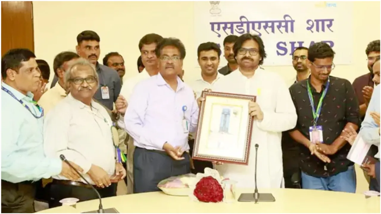 Pawan kalyan: శాస్త్రవేత్తలు నిజమైన హీరోలు.. ఇస్రోపై పవన్ ప్రశంసలు!