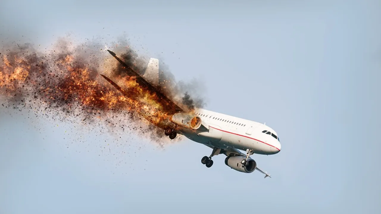 Flights : భయపెట్టిస్తున్న విమాన ప్రమాదాలు.. ప్రాణాలు అరచేతిలో పెట్టుకొని ప్రయాణాలు