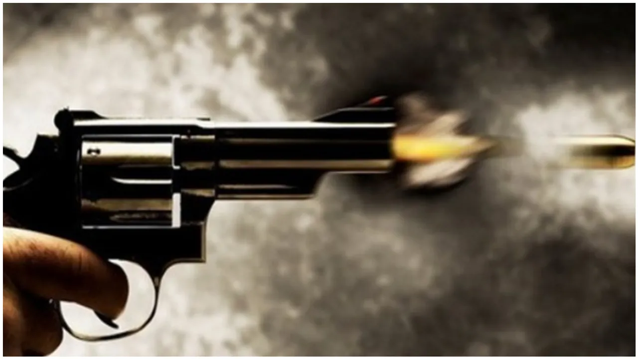 Police Firing : విచక్షణ కోల్పోయిన పోలీసులు.. ఒకరిపై ఒకరు కాల్పులు!