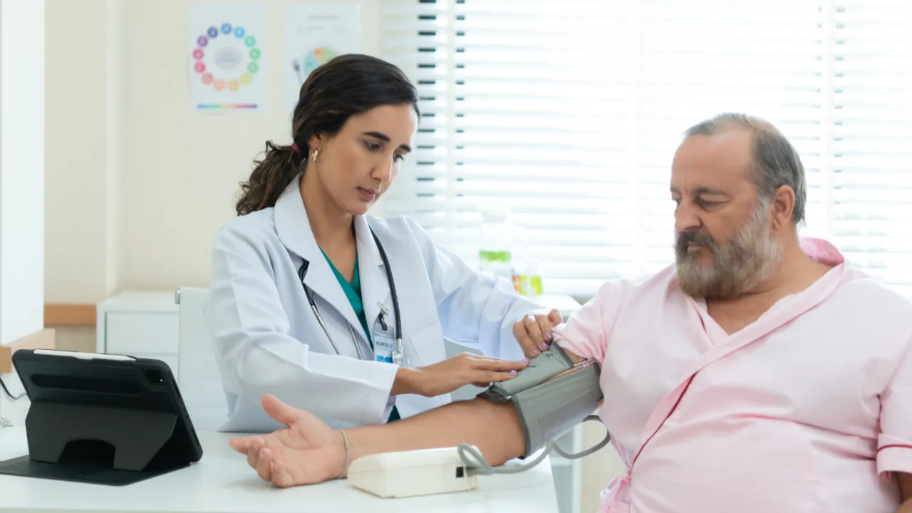 Blood Pressure: రక్తపోటు పెరిగినప్పుడు కనిపించే లక్షణాలు ఏంటి? నిర్లక్ష్యం చేయవద్దు!