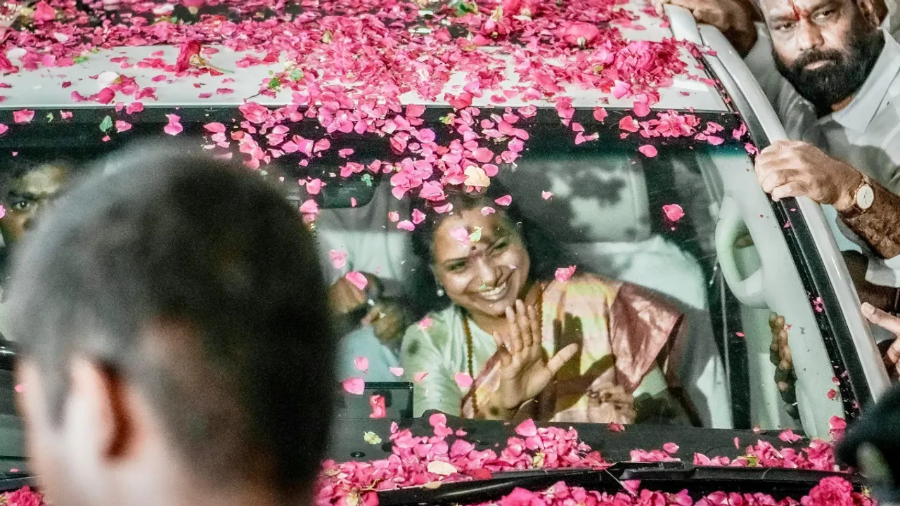 కవిత కారుపై పూల వర్షం-VIDEO
