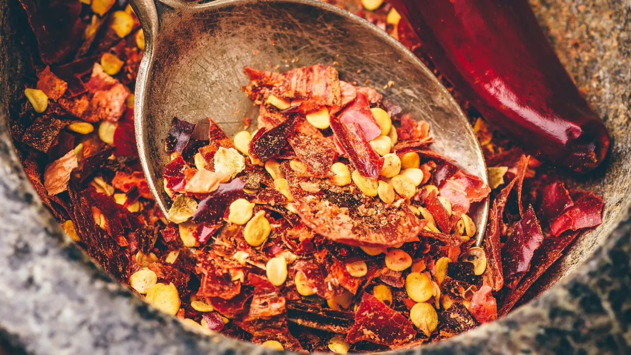 Chilli Flakes: చిల్లీ ఫ్లేక్స్ కొనవలసిన అవసరం లేదు.. ఇంట్లోనే ఇలా తయారు చేసుకోవచ్చు!