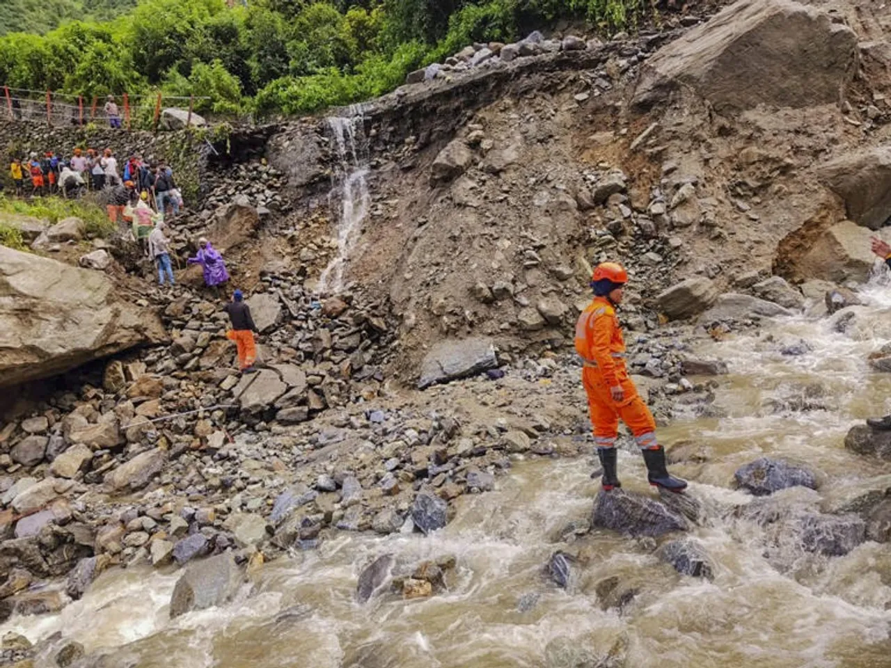 Kedarnath: కేదార్‌నాథ్‌లో భారీ వరదలు.. చిక్కుకున్న తెలుగు యాత్రికులు