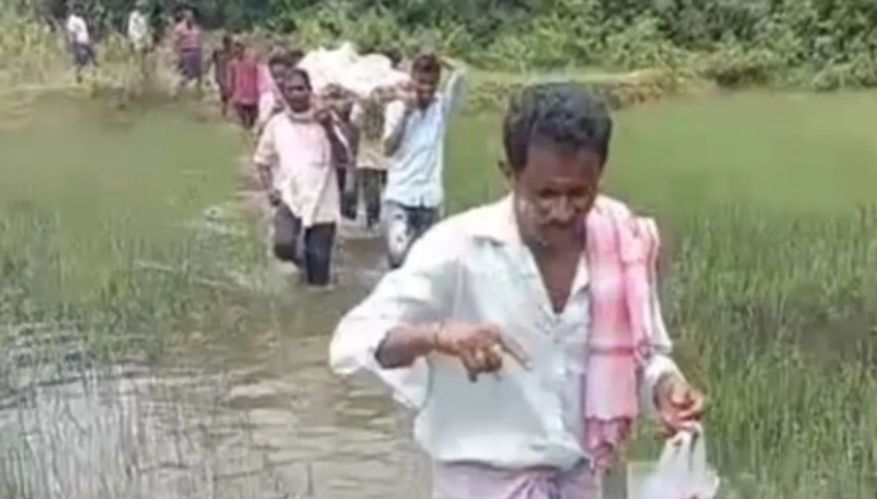 Andhra Pradesh : పాపం.. శ్మశానవాటికకు దారి లేక..