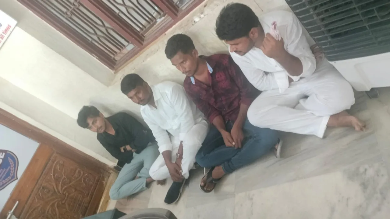 Telangana : గ్యాంగ్ సినిమా తరహాలో ఫుడ్ ఇన్ స్పెక్టర్లమంటూ రైడ్.. చివరికి ఏం జరిగిందంటే?