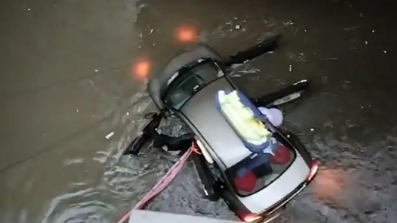 Hyderabad: హైదరాబాద్‌ లో కుండపోత..మునిగిపోయిన లోతట్టు ప్రాంతాలు!