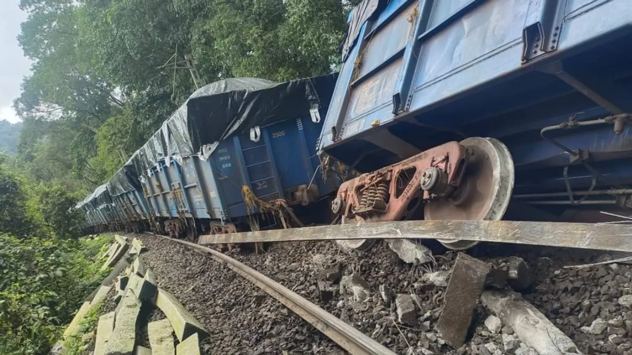 Train Accident: పట్టాలు తప్పిన మరో రైలు