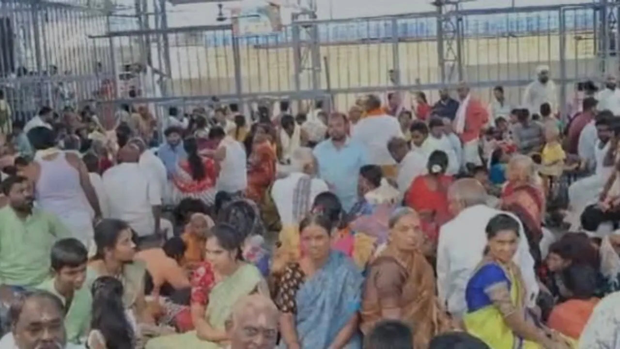 AP: శ్రీశైలం ఆలయంలో అపచారం.. ఉద్యోగిని చితక్కొట్టిన భక్తులు..!