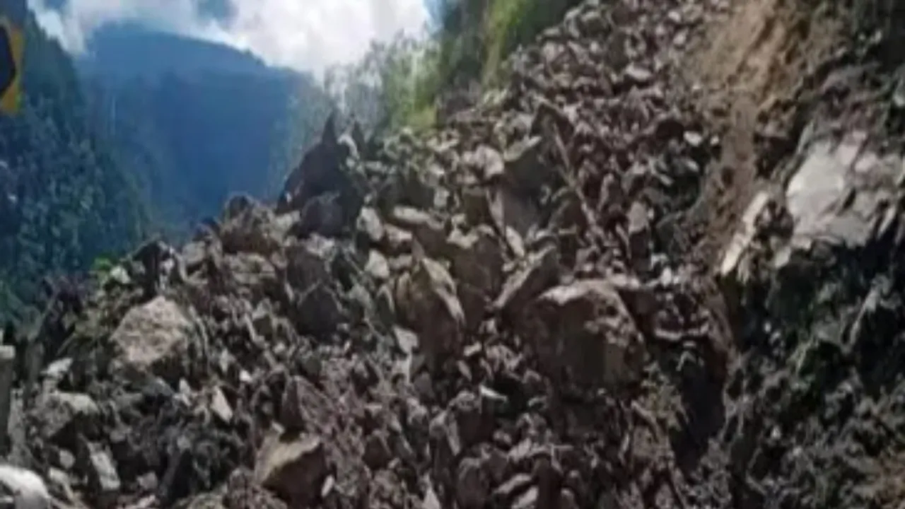 Himachal Pradesh : విరిగిపడిన కొండచరియలు..128 రోడ్లు మూసివేత!