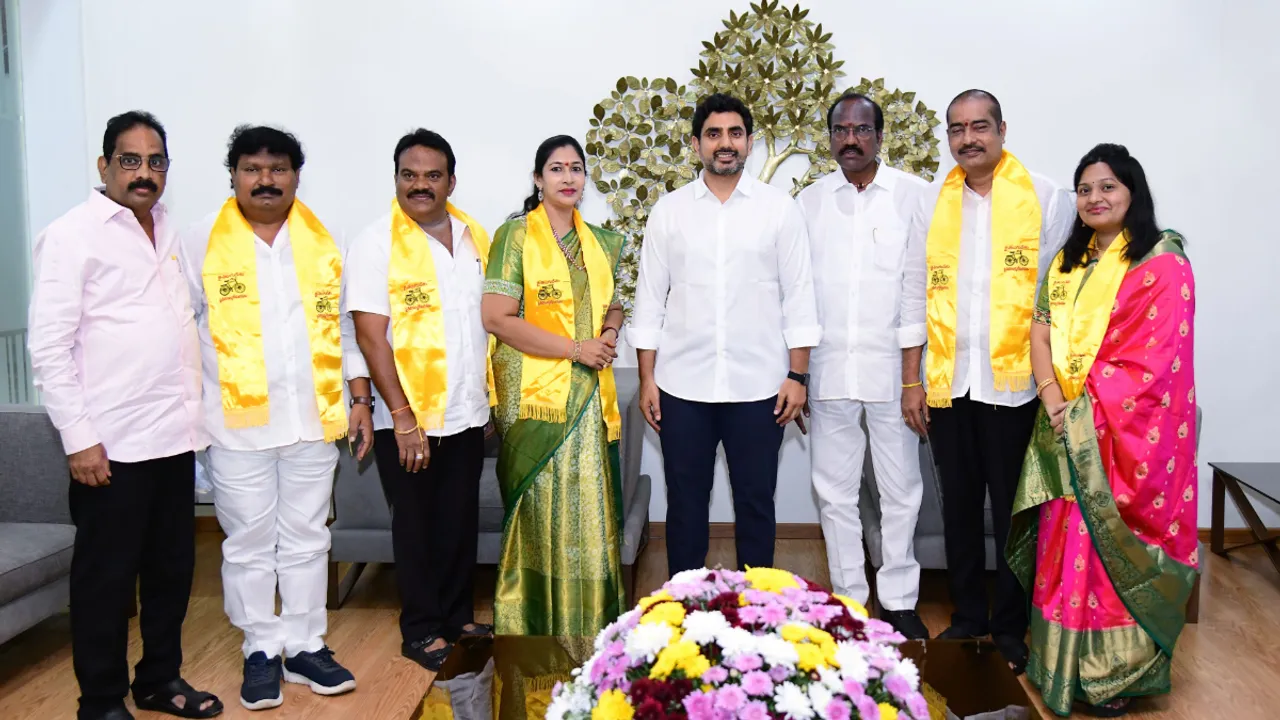 AP: వైసీపీకి భారీ షాక్.. టీడీపీలో చేరిన కీలక నేతలు..!